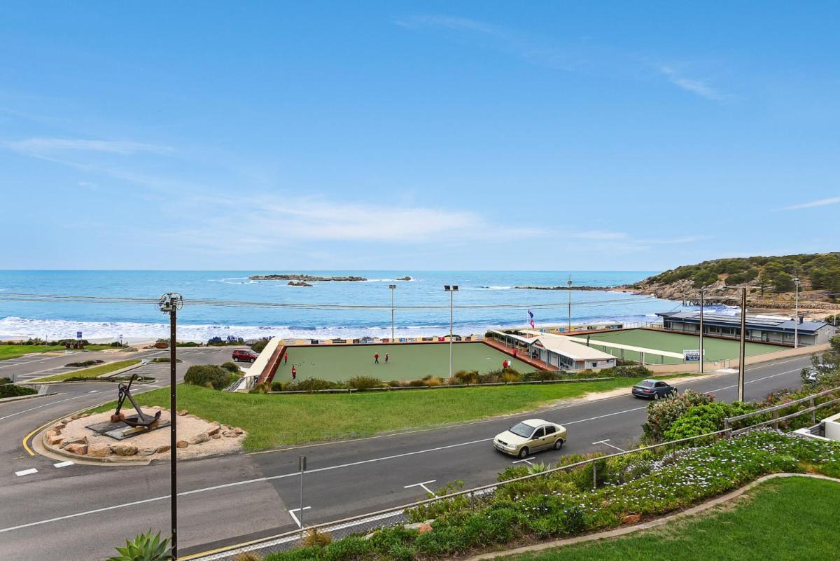 'The Dolphins 7' - Beachfront View To Remember - Housity