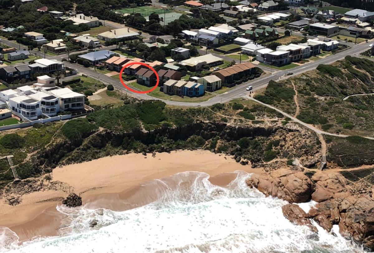 Southern Sands' Beachfront Apartment - Housity