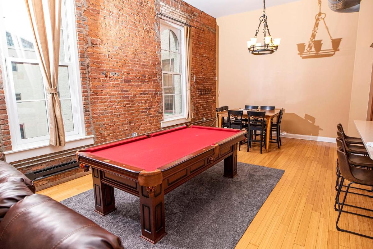 Luxurious Downtown Condo by Georgia Street - Housity