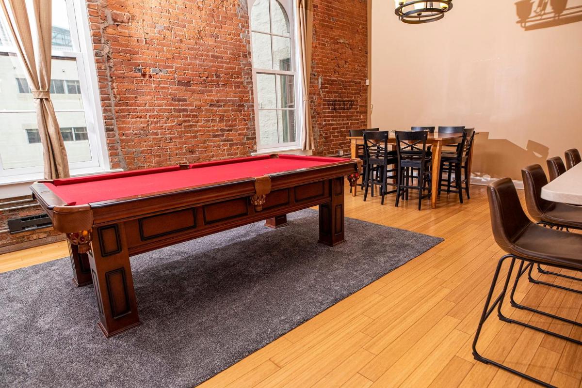 Luxurious Downtown Condo by Georgia Street - Housity