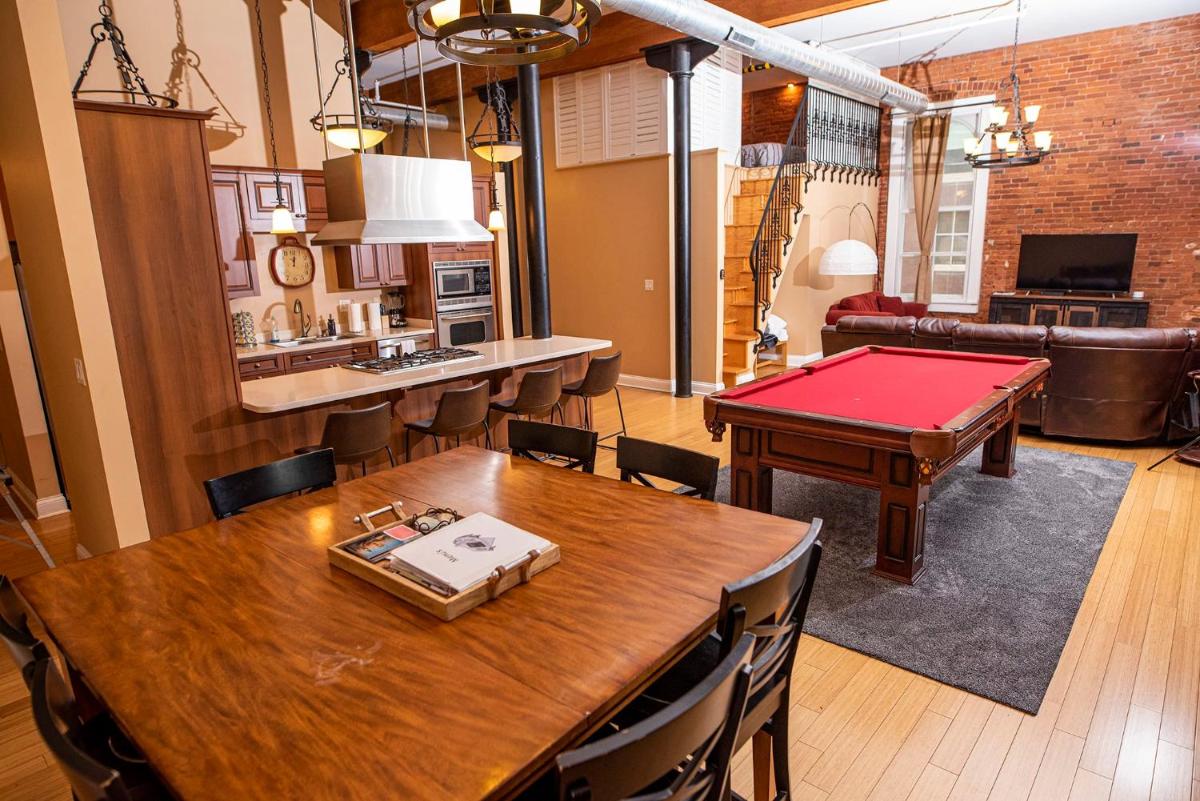 Luxurious Downtown Condo by Georgia Street - Housity