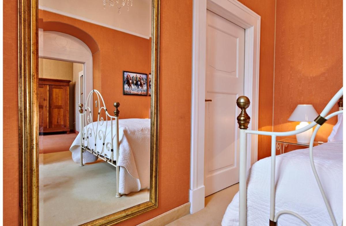 einen Spiegel in einem Schlafzimmer mit einem Bett darin in der Unterkunft Bernsteinschloss in Wendorf + 37 Fotos