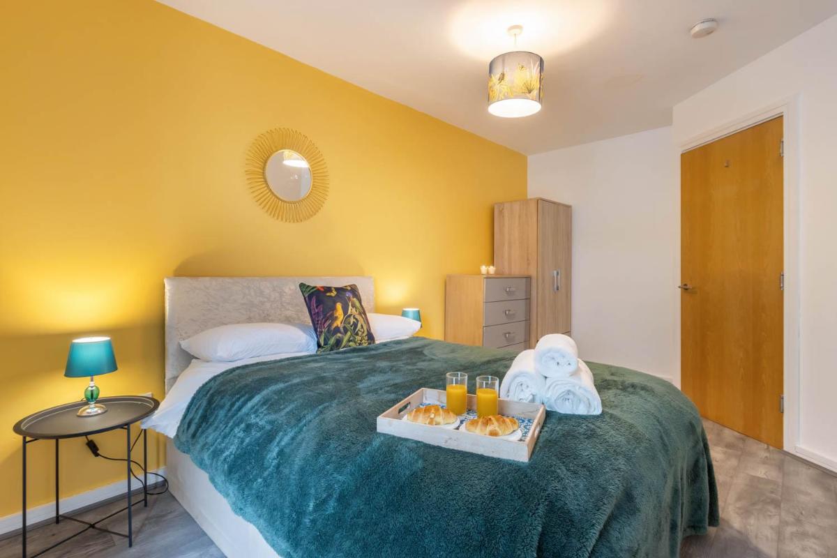 Stylish 2 bedroom City Centre Apartment sleeps 6 with Free Convenient Bullring , Grand Central Parking - Housity