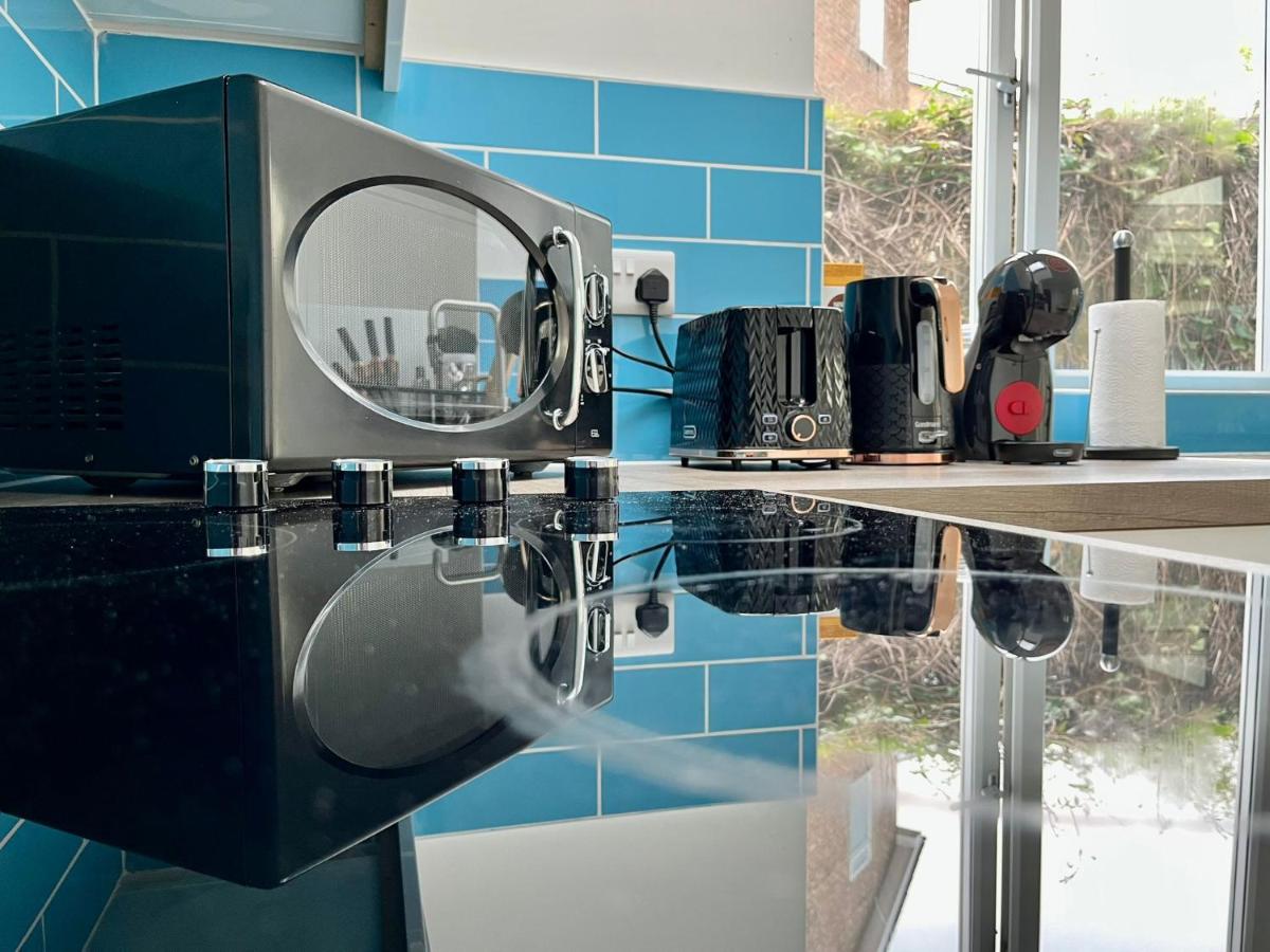 Central Bedford FREE Parking & Private Garden& Conservatory Perfect for large group of people - Housity