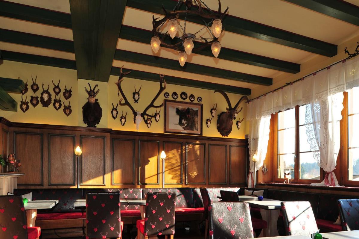 Coin salon dans l'établissement Hotel Spa et Restaurant Au Chasseur