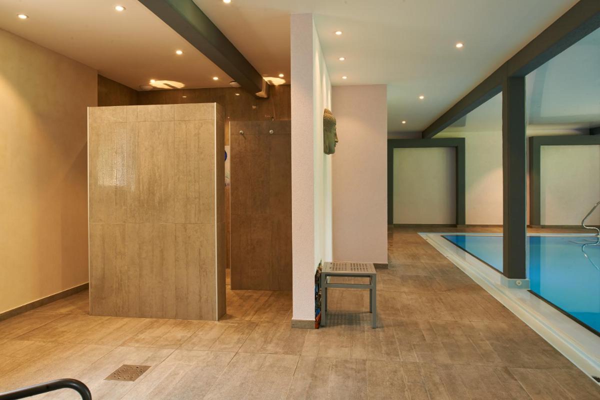 Piscine de l'établissement Hotel Spa et Restaurant Au Chasseur ou située à proximité