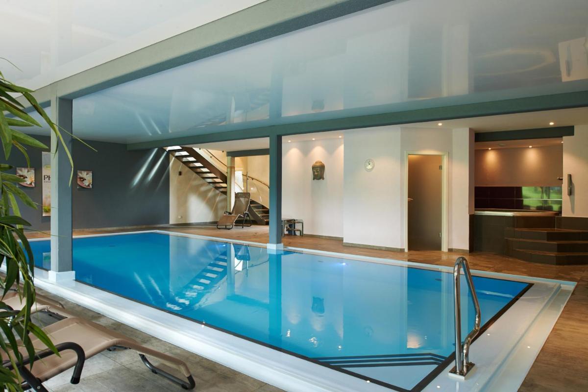 Piscine de l'établissement Hotel Spa et Restaurant Au Chasseur ou située à proximité