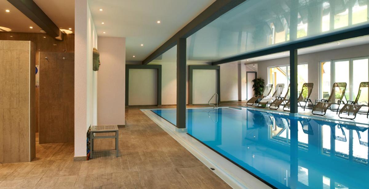 Piscine de l'établissement Hotel Spa et Restaurant Au Chasseur ou située à proximité