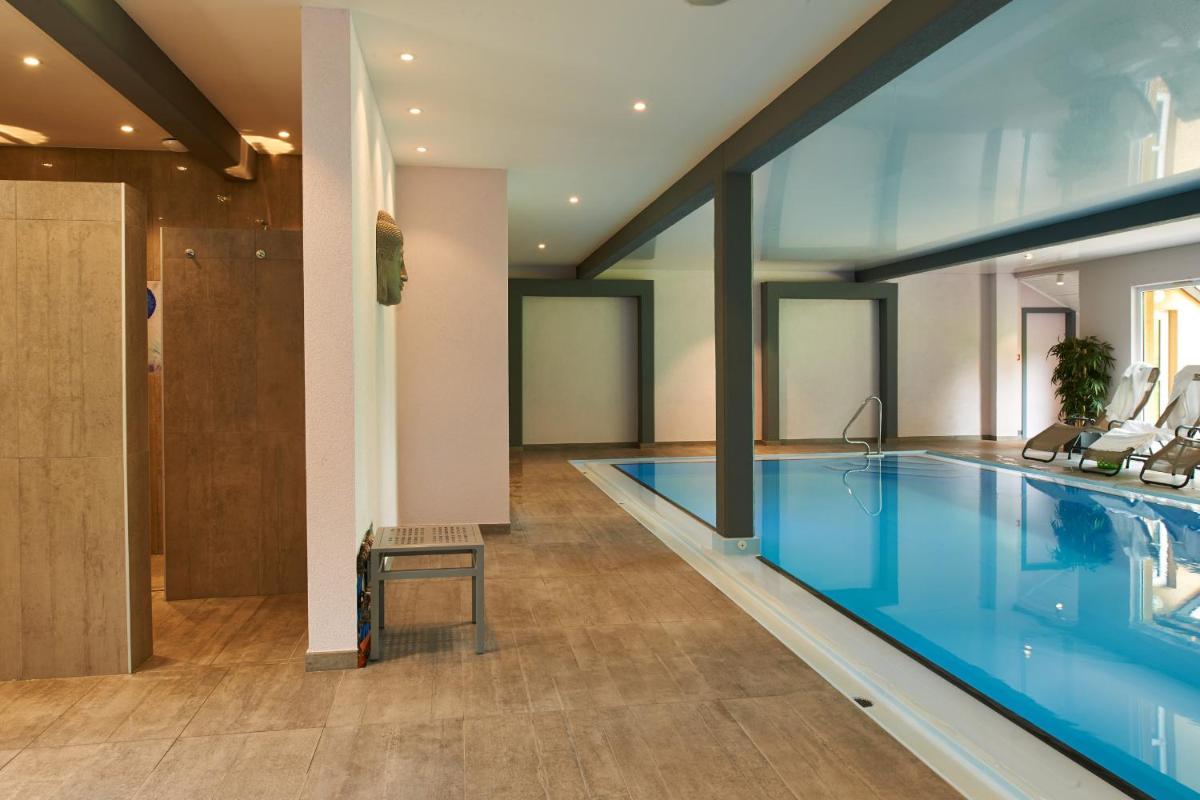 Piscine de l'établissement Hotel Spa et Restaurant Au Chasseur ou située à proximité
