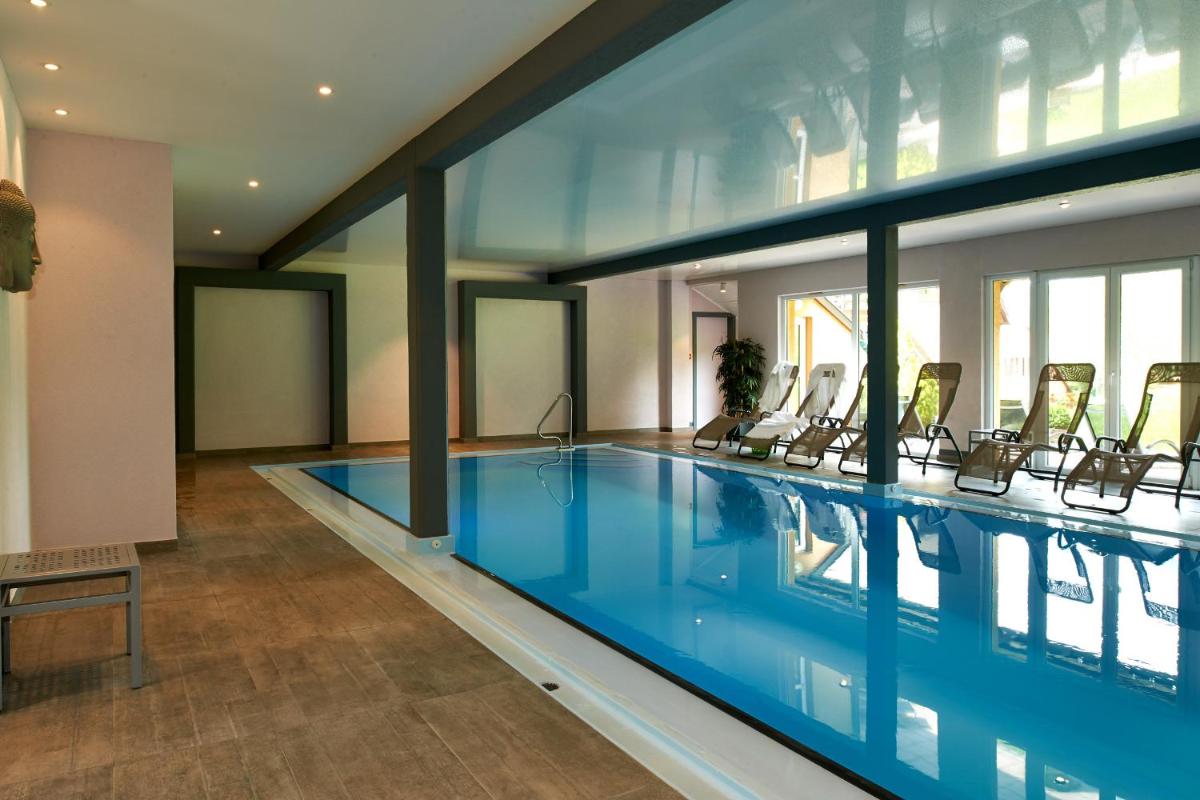 Piscine de l'établissement Hotel Spa et Restaurant Au Chasseur ou située à proximité