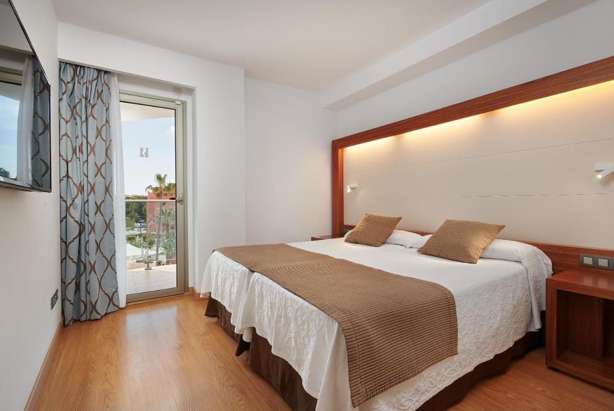 Cama o camas de una habitación en Hipotels Cala Millor Park