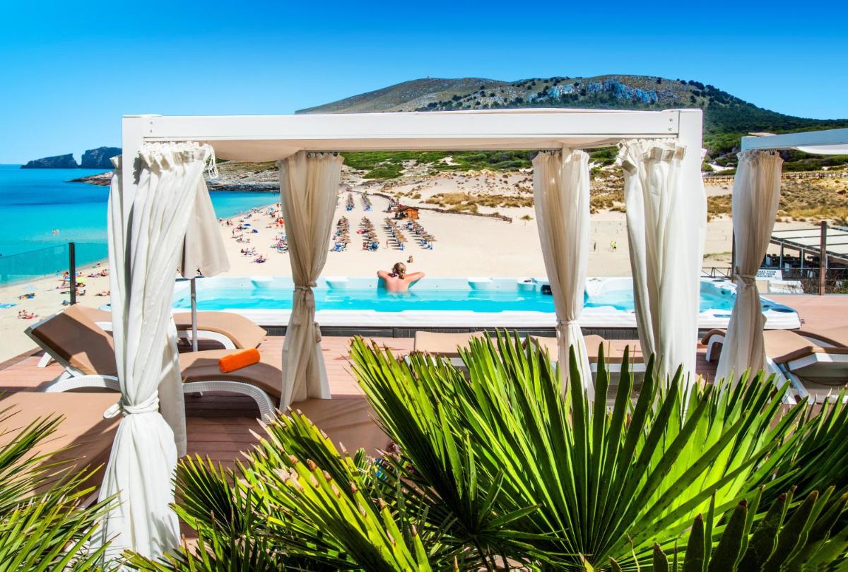 - Vistas a la playa y a la piscina de un complejo en VIVA Cala Mesquida Resort & Spa, en Cala Mesquida
