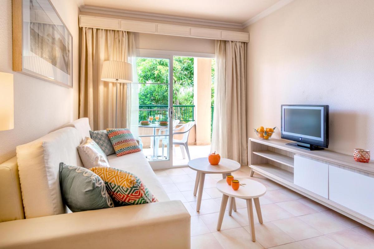 Una televisión o centro de entretenimiento en VIVA Cala Mesquida Resort & Spa