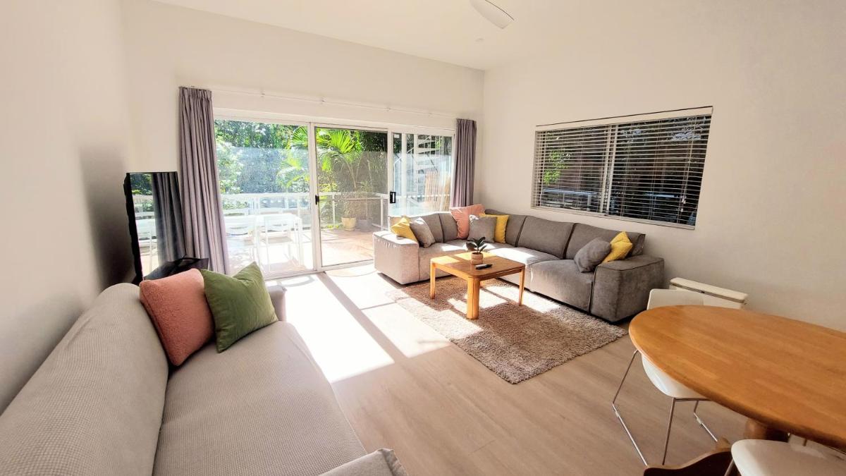 Parking, walk to beach, 3 bedroom Tropical Bondi Beach Oasis - Housity