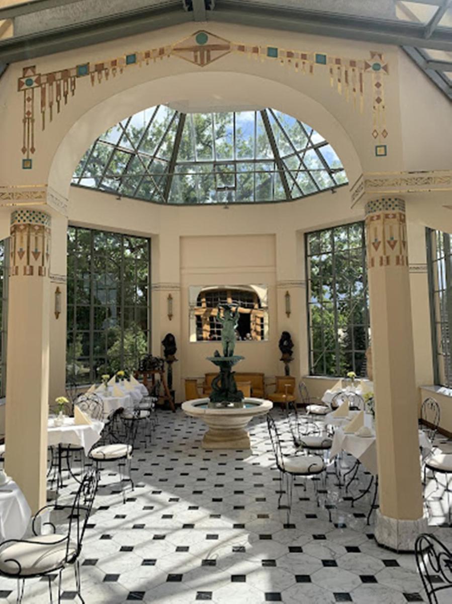 Ein Restaurant oder anderes Speiselokal in der Unterkunft Bernsteinschloss