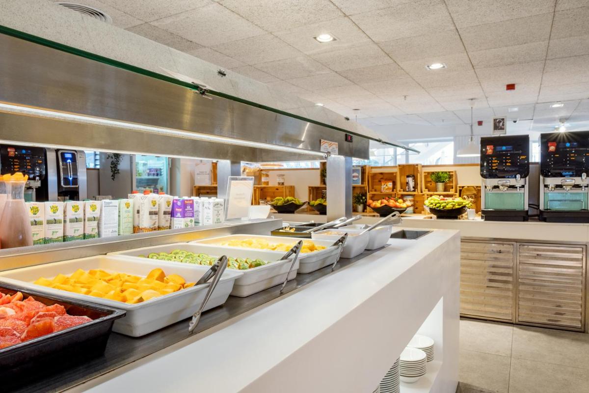 Comida en o cerca de este hotel