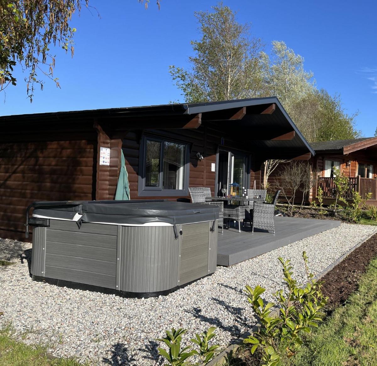 Chestnut, 6 Fingle Glen Lodges - Housity