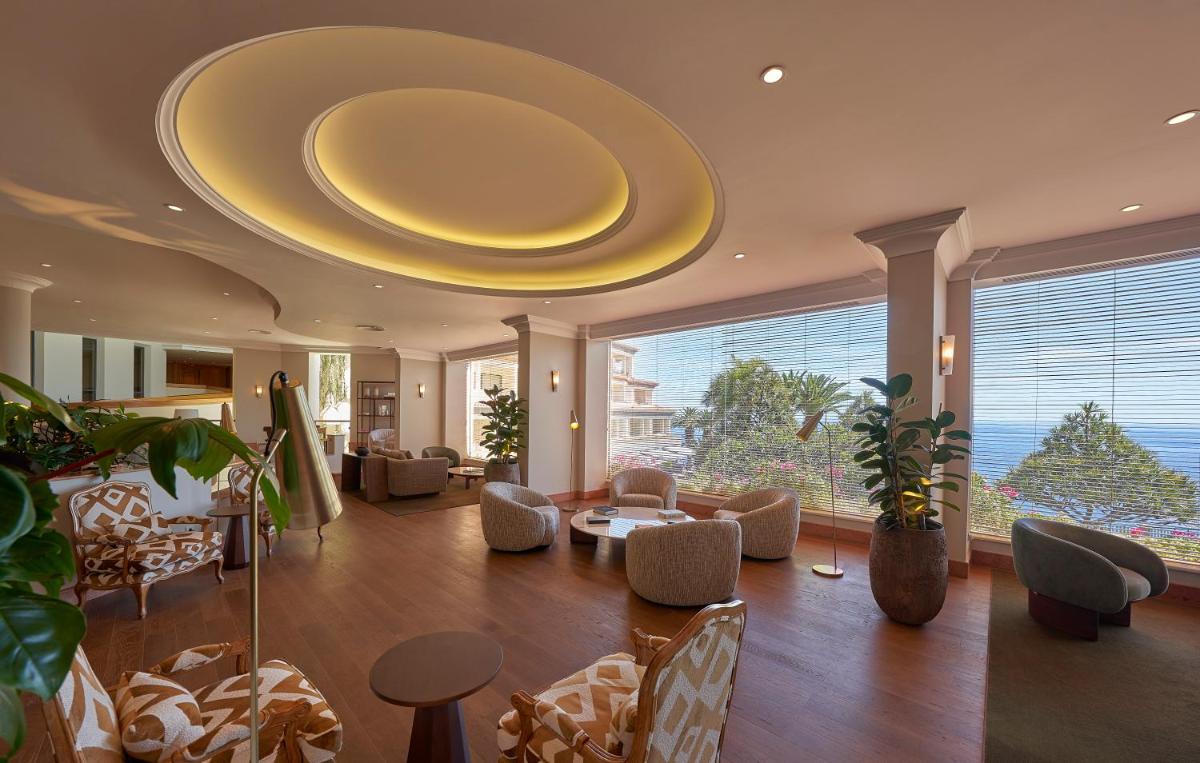 Uma área de estar em The Cliff Bay - PortoBay