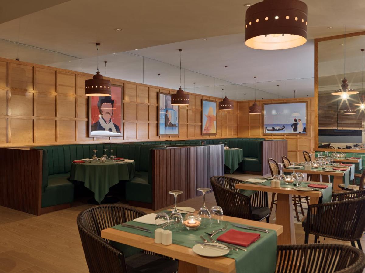 Un restaurante o sitio para comer en H10 Playa Esmeralda - Adults Only