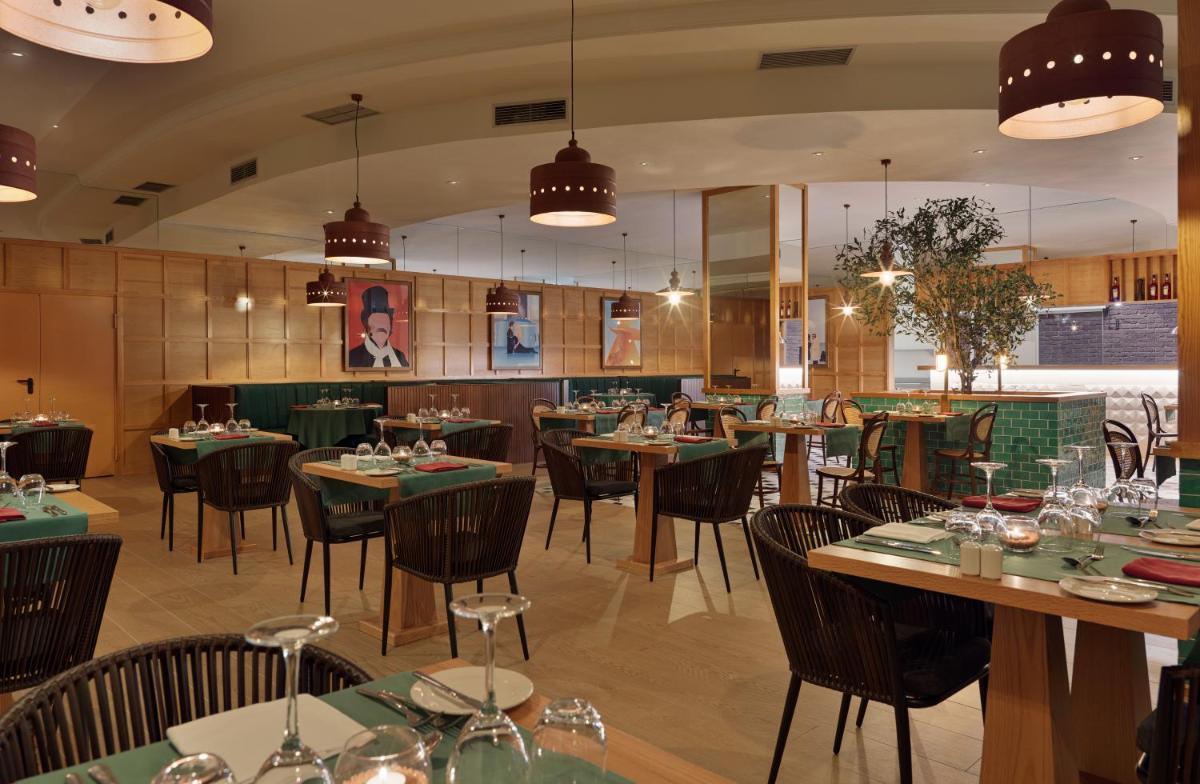 Un restaurante o sitio para comer en H10 Playa Esmeralda - Adults Only