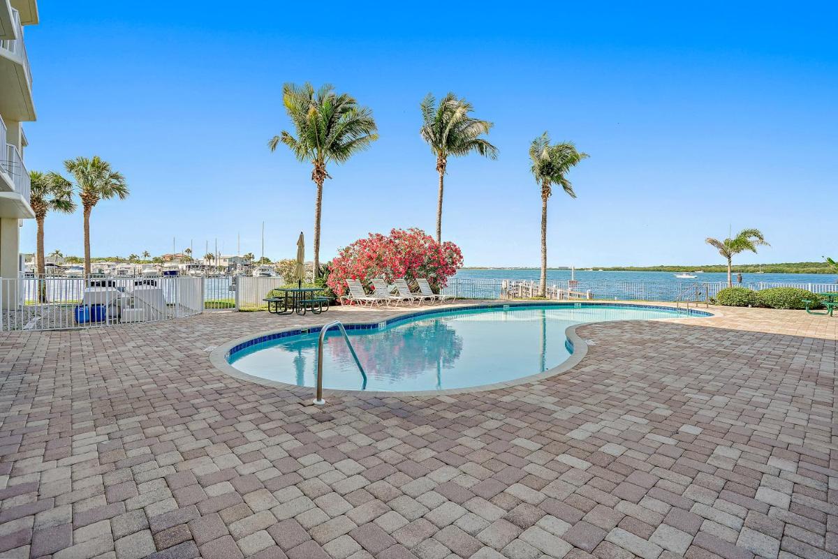Oceanfront Luxury Condo! Mins to beach! Rum Bar Next Door! - Housity