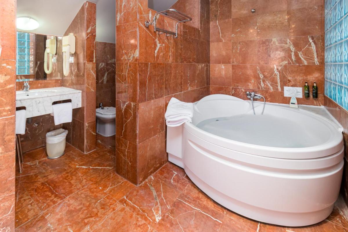 Un baño de Hotel Milagros Golf