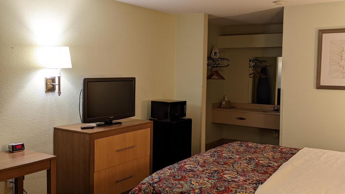 Budget Host Inn - Housity