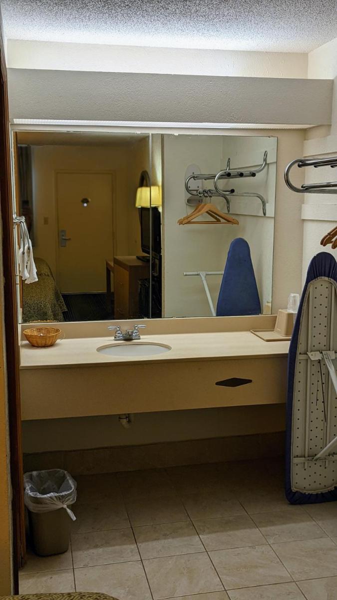 Budget Host Inn - Housity