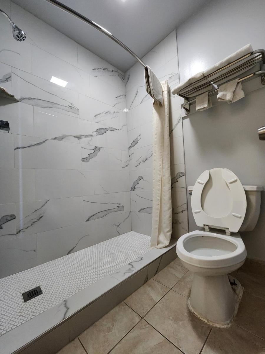 Budget Host Inn - Housity