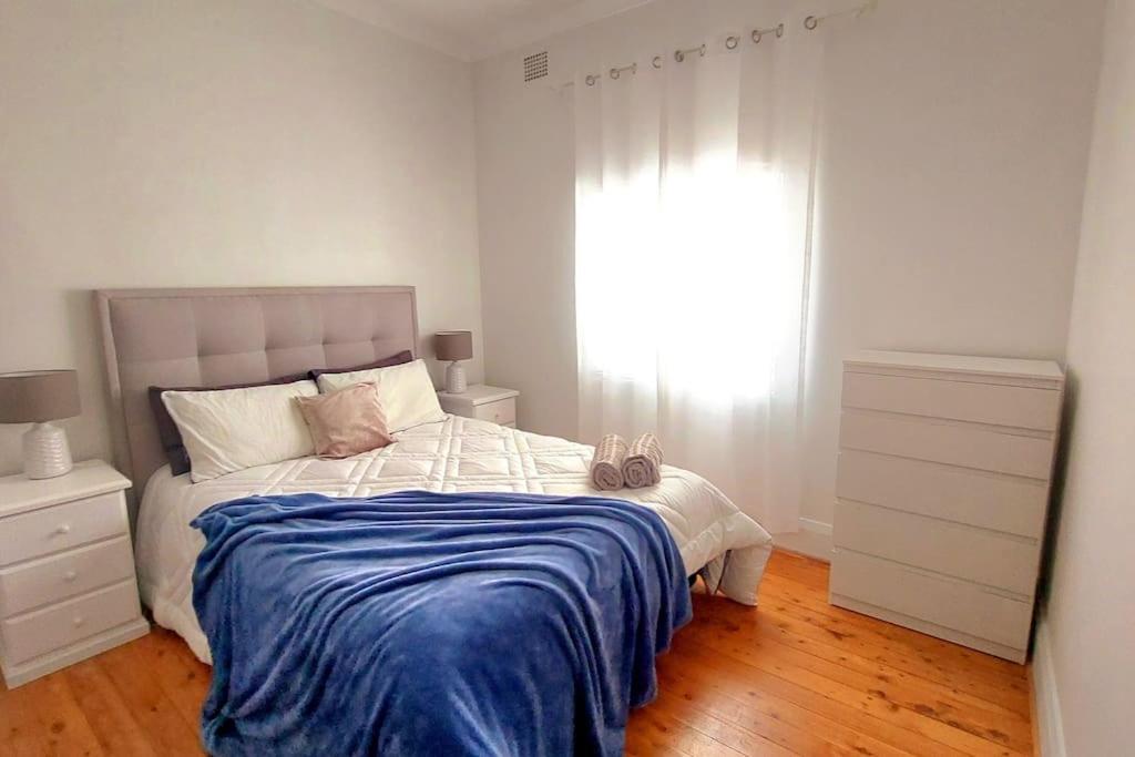 Parking, walk to beach, 3 bedroom Tropical Bondi Beach Oasis - Housity