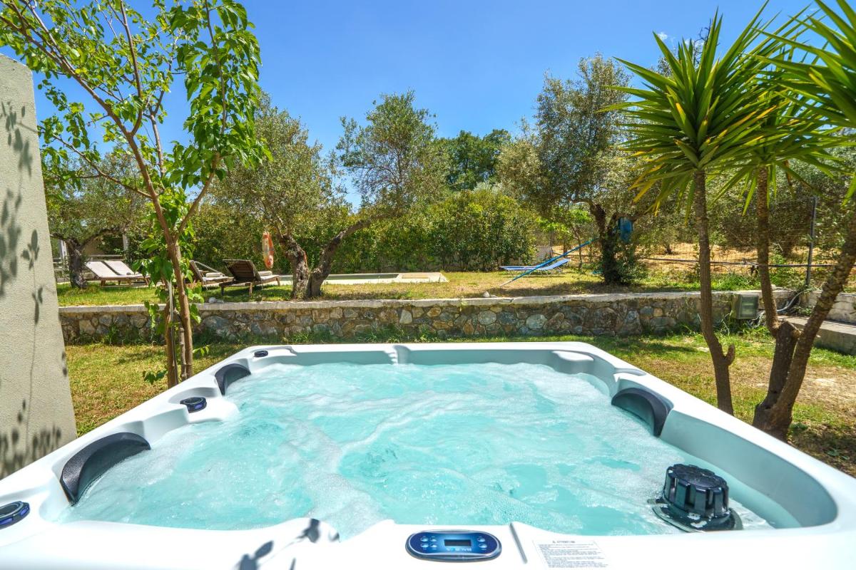 Villa Marian with Private Swimming Pool & Jacuzzi - Housity