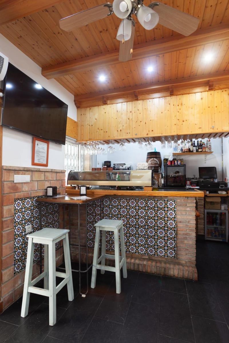 Hostal Restaurante La Giralda - Housity