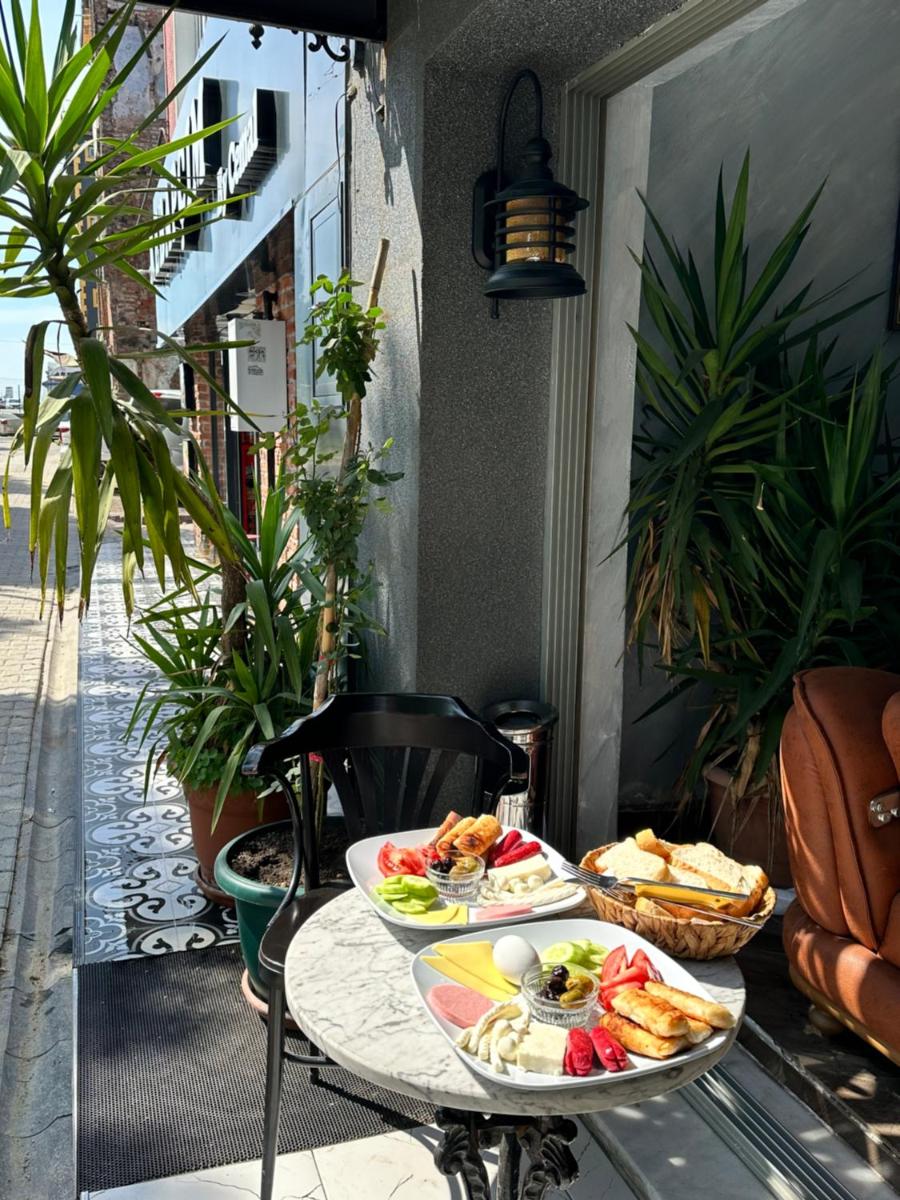 AVRASYAQUEEN HOTEL - Housity