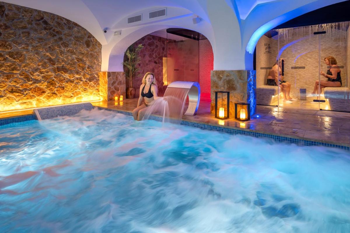 Piscina en o cerca de Hotel GHT Neptuno-Tossa & Venus SPA