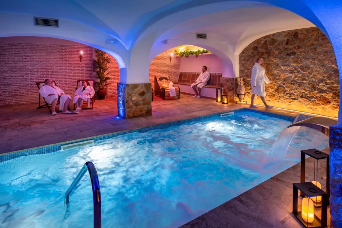 Piscina en o cerca de Hotel GHT Neptuno-Tossa & Venus SPA