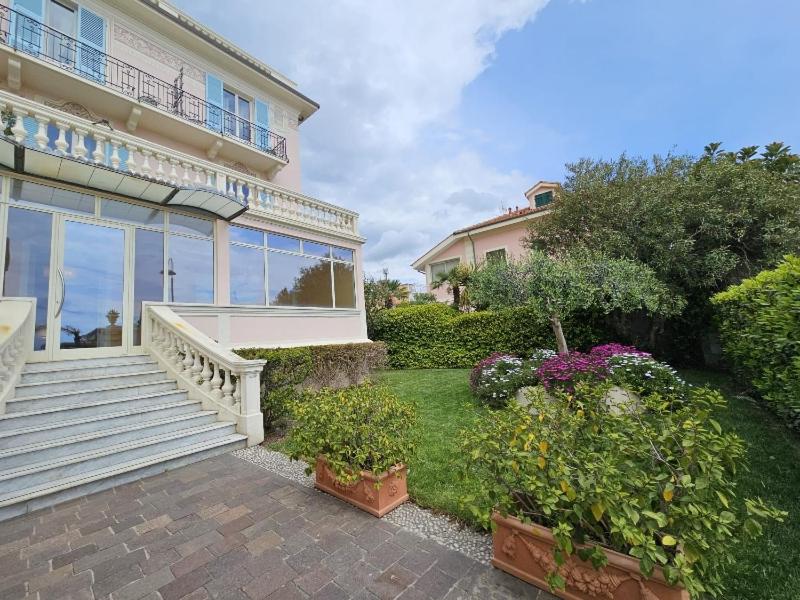 Hotel De La Plage - Housity