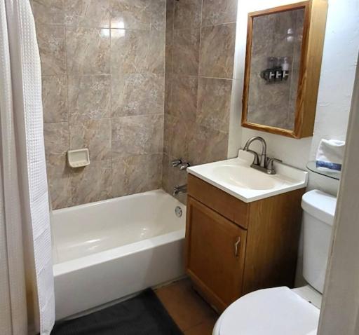 U4 - Cozy 1BR & 1BA Walkup APT in DT PHX with pkg - Housity