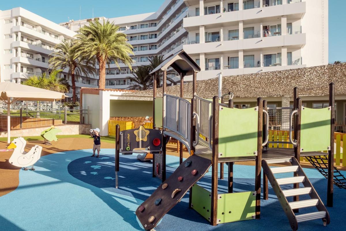 un niño jugando en un parque en Sunwing Arguineguin Seafront, en Las Palmas de Gran Canaria 16 fotos más