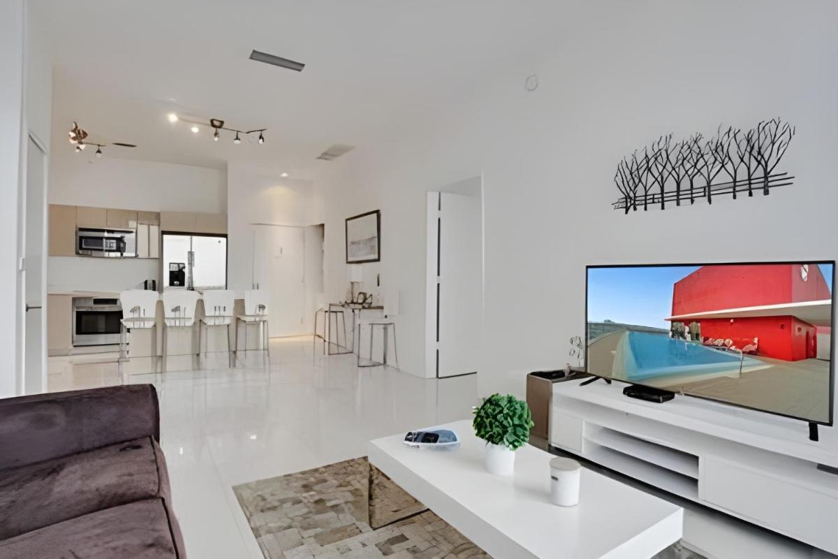 Suitetrails - Top Floor Luxury Penthouse with Private Rooftop