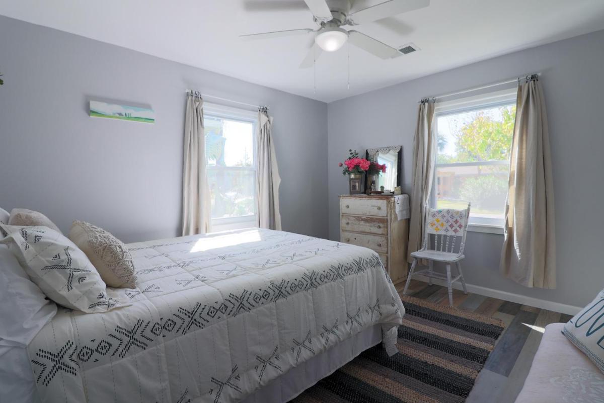 One-of-a-kind home near Moody Gardens and Bayou - Cute & cozy as can be - Housity