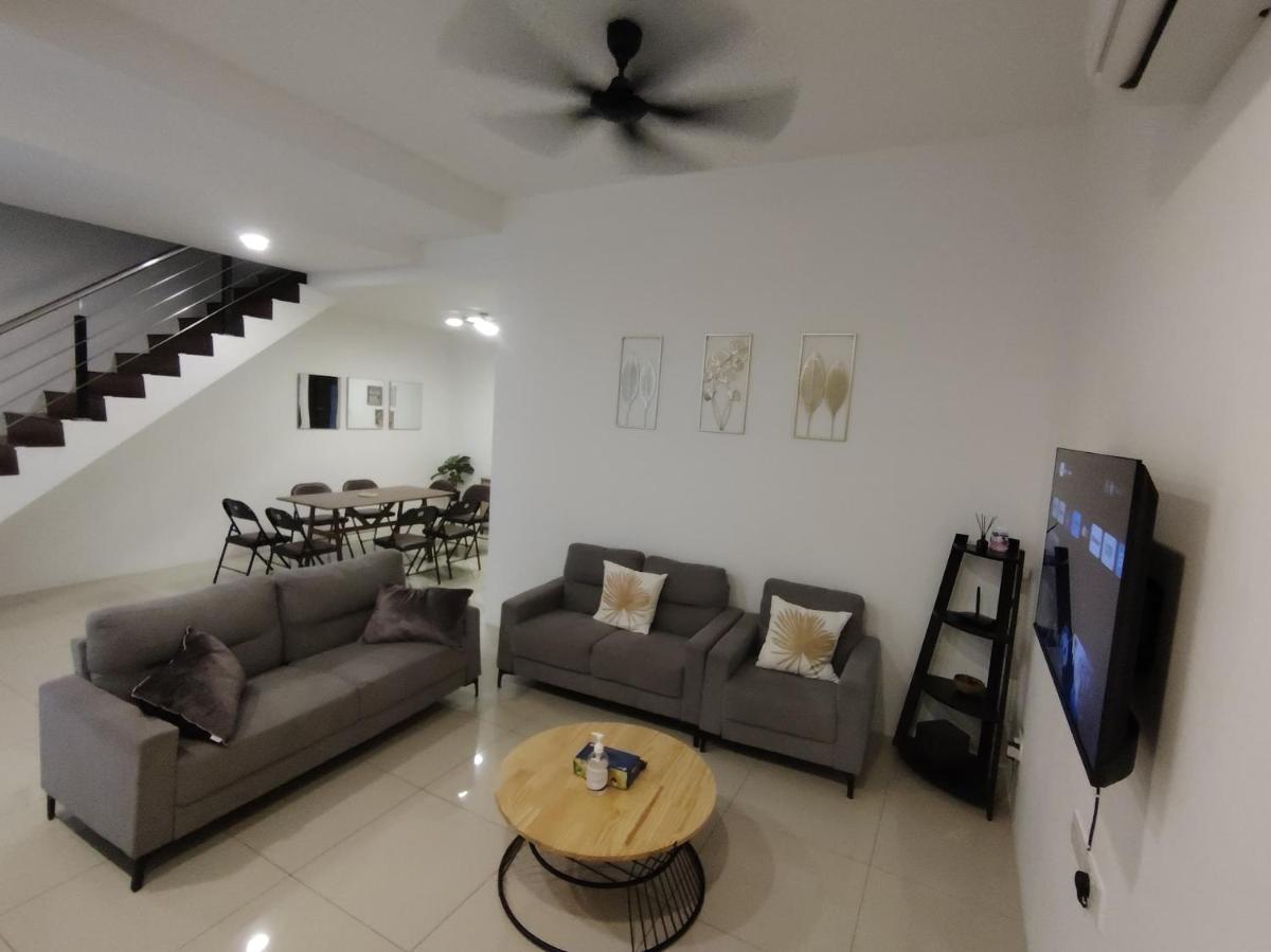 JNJ Miri Homestay - Miri Serene Shangrila, Luak with 4-bedroom - Housity