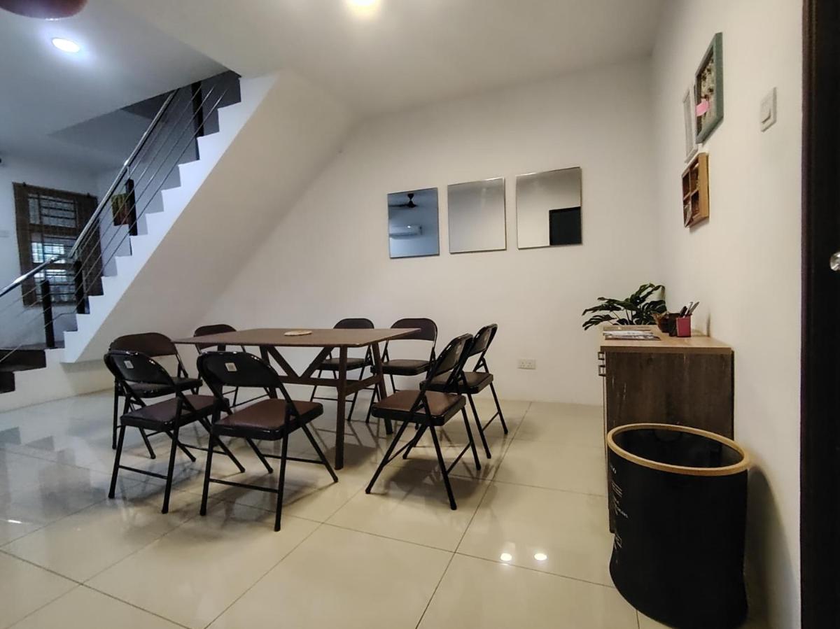 JNJ Miri Homestay - Miri Serene Shangrila, Luak with 4-bedroom - Housity