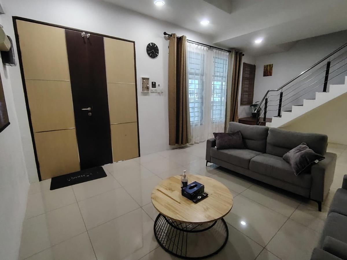JNJ Miri Homestay - Miri Serene Shangrila, Luak with 4-bedroom - Housity