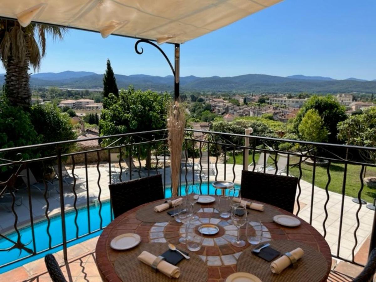 une table et des chaises sur un balcon avec vue dans l'établissement Le Château d'Argens, aux Arcs-sur-Argens