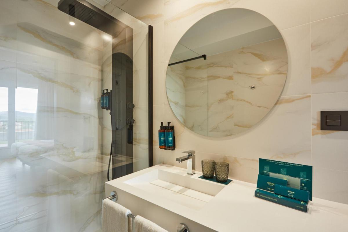 Un baño de Apartamentos Silken Fontibre Iberia & Spa