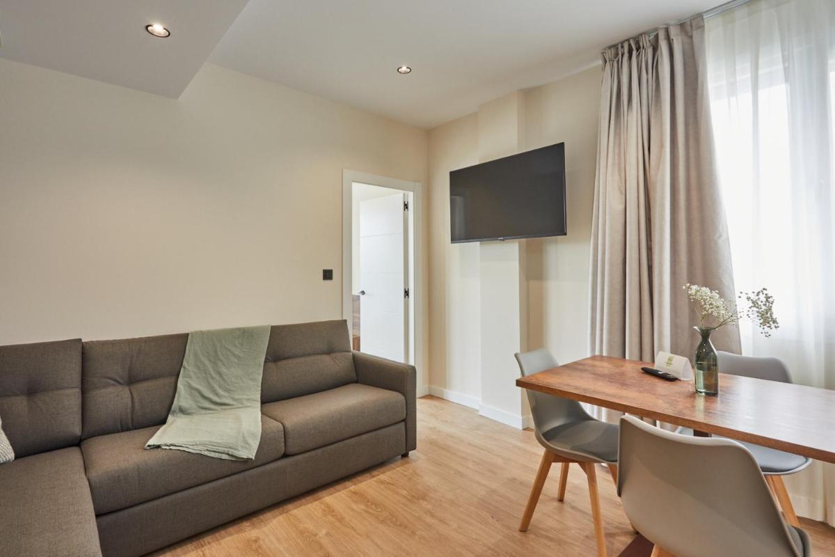 Una televisión o centro de entretenimiento en Apartamentos Silken Fontibre Iberia & Spa