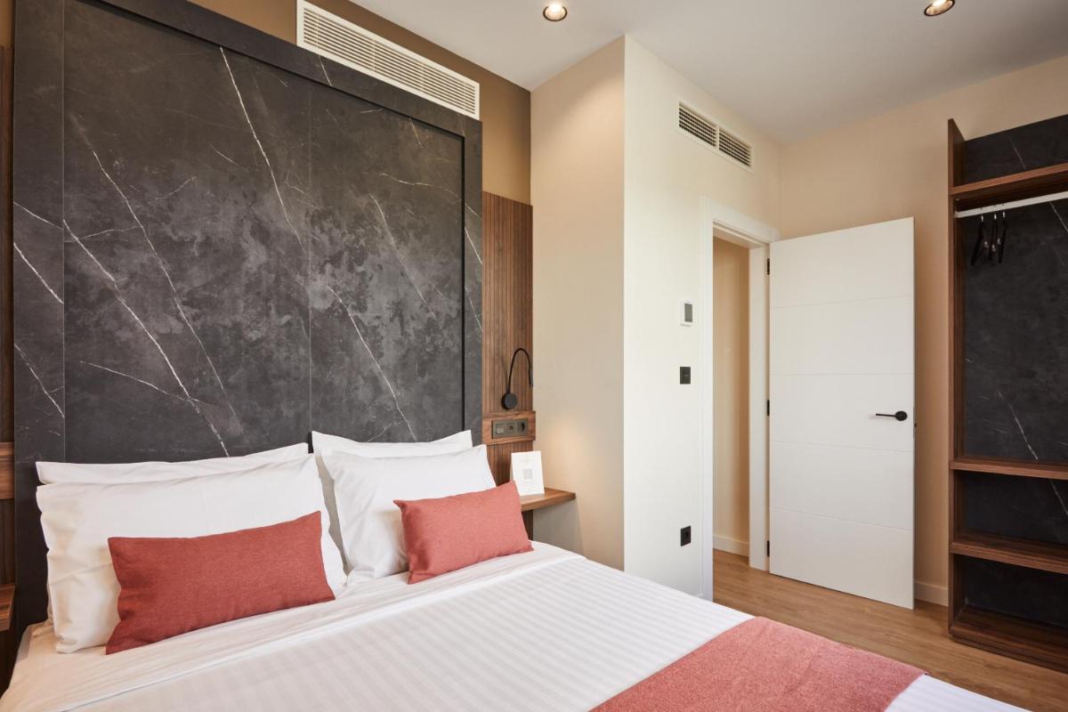 Cama o camas de una habitación en Apartamentos Silken Fontibre Iberia & Spa