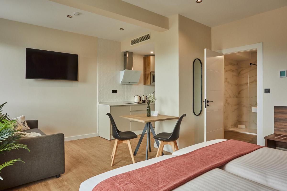 Una televisión o centro de entretenimiento en Apartamentos Silken Fontibre Iberia & Spa