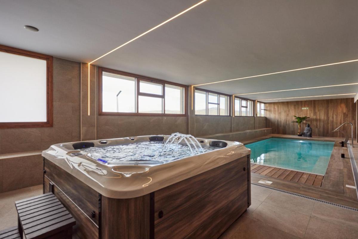 Piscina en o cerca de Apartamentos Silken Fontibre Iberia & Spa