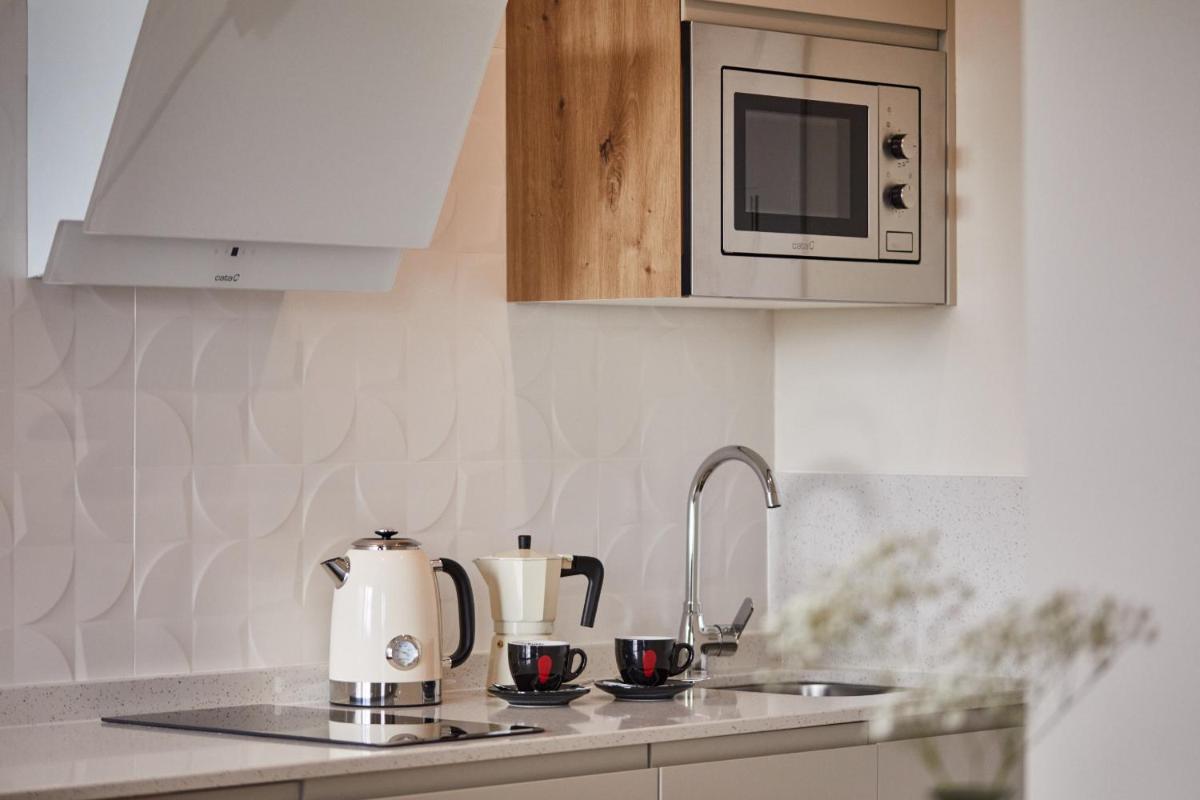 Una cocina o zona de cocina en Apartamentos Silken Fontibre Iberia & Spa